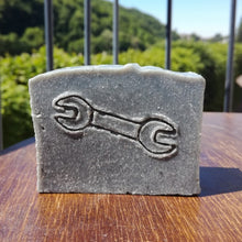 Load image into Gallery viewer, Savons exfoliant pour le corps et visage par Nous le Savon