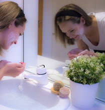 Charger l'image dans la galerie, Lait démaquillant en barre pour tout type peau et tendance sèche 50 g